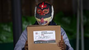 Aksi Bagi Paket Makanan Untuk Pegulat Bertopeng di Tengah Pandemi