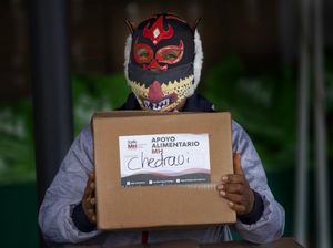 Aksi Bagi Paket Makanan Untuk Pegulat Bertopeng di Tengah Pandemi