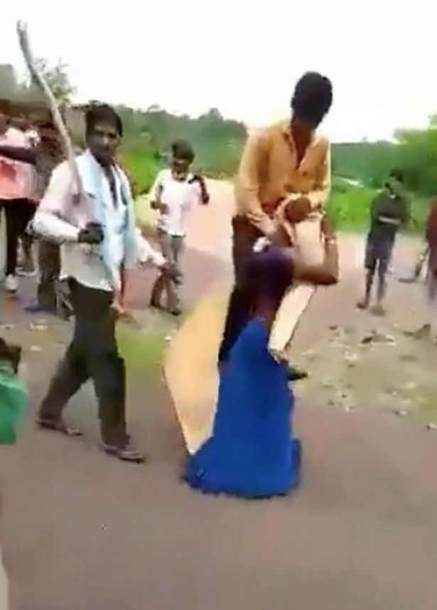 Wanita dipaksa menggendong suami karena dituduh selingkuh