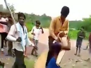 Viral Video Wanita Dituduh Selingkuh Dipaksa Gendong Suami