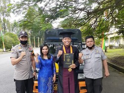 Unilak Wisuda Sistem Drive Thru, Wisudawan Ini Gunakan Mobil Patroli Polisi