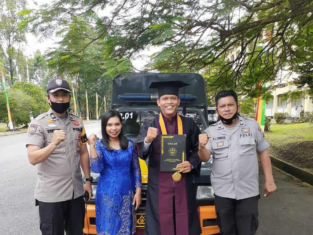 Unilak Wisuda Sistem Drive Thru, Wisudawan Ini Gunakan Mobil Patroli Polisi Unilak Wisuda Sistem Drive Thru, Wisudawan Ini Gunakan Mobil Patroli Polisi