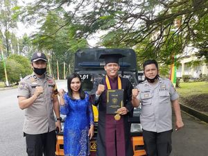 Unilak Wisuda Sistem Drive Thru, Wisudawan Ini Gunakan Mobil Patroli Polisi Unilak Wisuda Sistem Drive Thru, Wisudawan Ini Gunakan Mobil Patroli Polisi