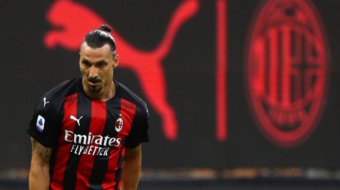 MILAN, ITALY - AUGUST 01:  Zlatan Ibrahimovic of AC Milan looks on during the Serie A match between AC Milan and Cagliari Calcio at Stadio Giuseppe Meazza on August 1, 2020 in Milan, Italy.  (Photo by Marco Luzzani/Getty Images)