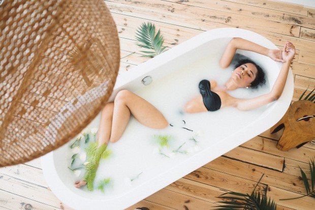 Kandungan AHA pada susu kambing yang mampu mengangkat sel kulit serta meregenerasi kulit juga bermanfaat untuk mencegah tanda-tanda penuaan kulit