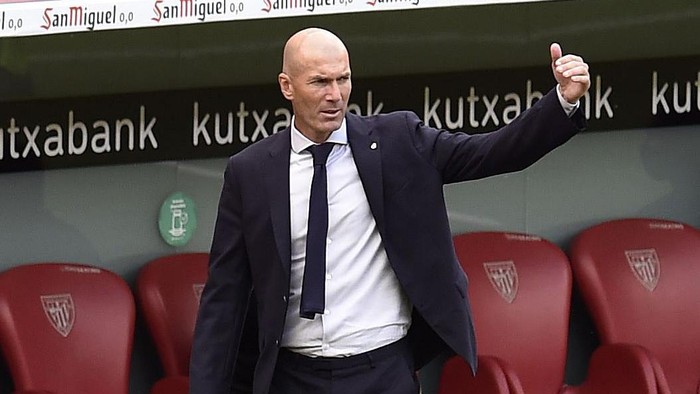 BILBAO, SPAIN - JULY 05: Zinedine Zidane, Head Coach of Real Madrid reacts during the La Liga match between Athletic Club and Real Madrid CF at San Mames Stadium on July 05, 2020 in Bilbao, Spain. Football Stadiums around Europe remain empty due to the Coronavirus Pandemic as Government social distancing laws prohibit fans inside venues resulting in all fixtures being played behind closed doors. (Photo by Juan Manuel Serrano Arce/Getty Images)