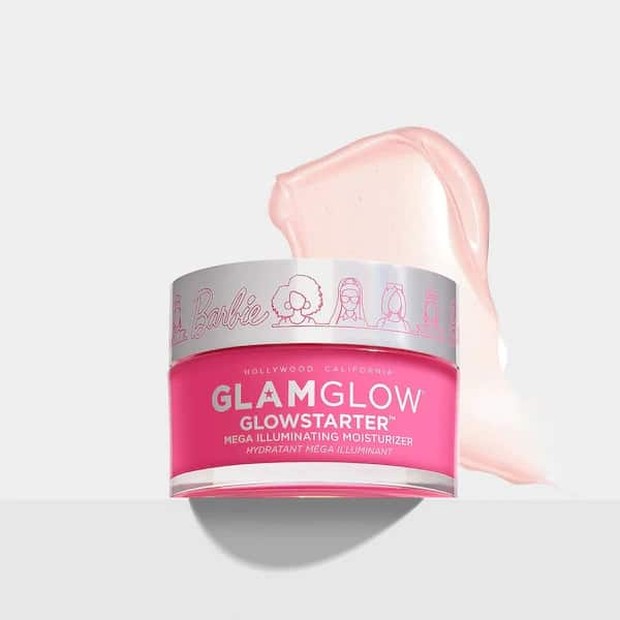 Moisturizer/sumber: makeupmuddle.com Kolaborasi Glam Glow dan Barbie menghadirkan produk perawatan yang lengkap. Tidak hanya supermud, kolaborasi ini juga menghadirkan produk pelembab. Glowstarter Mega Illuminating Moisturizer diperkaya pearliness formula yang sangat ampuh mencerahkan semua jenis dan warna kulit.