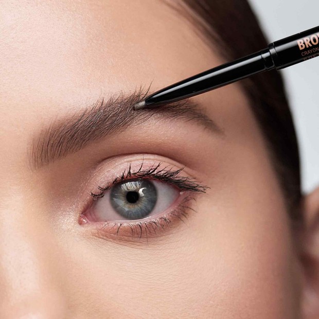 Anastasia Beverly Hills Brow Wiz/Sumber: https://www.anastasiabeverlyhills.com/ Dengan ujung yang super tipis, Anastasia Beverly Hills Brow Wiz ini bisa menggoreskan warna secara tepat pada alis.