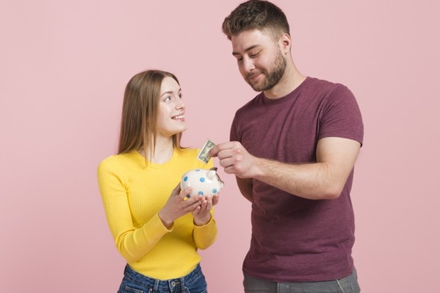 Agar keuangan tidak bermasalah, sangat penting untuk menabung dengan membuat rekening tabungan bersama.