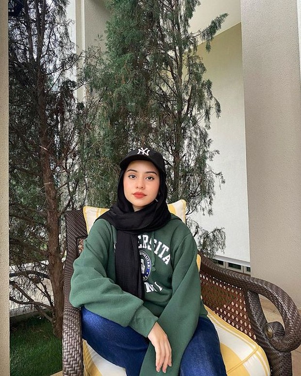 Baseballcaps/Pinterest.com gaya hijab dengan aksesoris cantik