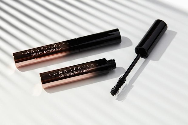Anastasia Beverly Mascara/sumber: hypebae.com Pada peluncuran pertamanya, mascara Anastasia ini mendapat respon sangat bagus dan sama sekali tidak mengecewakan.