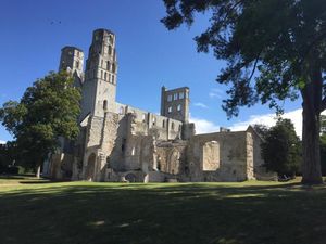 Reruntuhan Biara Prancis nan Romantis