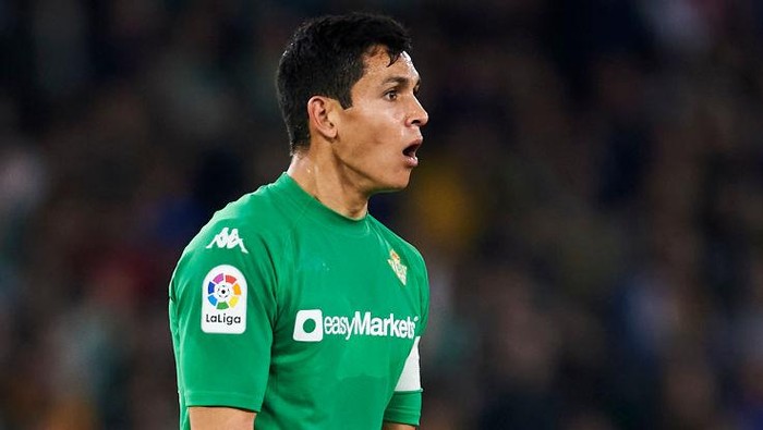 SEVILLE, SPAIN - FEBRUARY 09: Aissa Mandi of Real Betis Balompie reacts during the Liga match between Real Betis Balompie and FC Barcelona at Estadio Benito Villamarin on February 09, 2020 in Seville, Spain. (Photo by Aitor Alcalde/Getty Images)