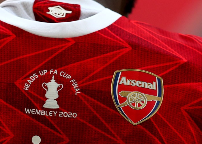 Arsenal FC LONDON, ENGLAND - AUGUST 01: An FA Cup logo is seen on an Arsenal shirt during the Heads Up FA Cup Final match between Arsenal and Chelsea at Wembley Stadium on August 01, 2020 in London, England. Football Stadiums around Europe remain empty due to the Coronavirus Pandemic as Government social distancing laws prohibit fans inside venues resulting in all fixtures being played behind closed doors. (Photo by Catherine Ivill/Getty Images)