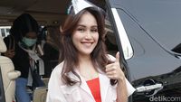 Penampilan Ayu Ting Ting dengan Busana Menerawang