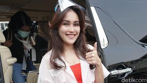 Penampilan Ayu Ting Ting dengan Busana Menerawang