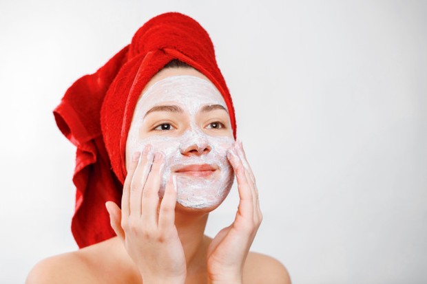 Penumpukan sel kulit mati adalah salah satu penyebab tekstur wajahmu jadi tidak merata.