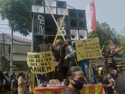 Pekerja Seni Ngeluruk Balai Kota Surabaya Tuntut Izin Hajatan Diterbitkan