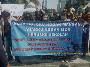 Ratusan Pekerja Seni Ngeluruk Balai Kota Surabaya Ratusan Pekerja Seni Ngeluruk Balai Kota Surabaya