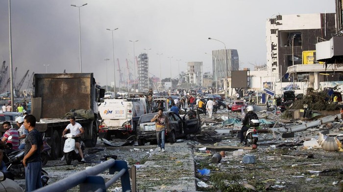 Dua ledakan besar mengguncang area pelabuhan di Beirut, Lebanon, Selasa (4/8) waktu setempat. Selain menghancurkan jendela gedung, ledakan ini juga merusak sejumlah mobil.