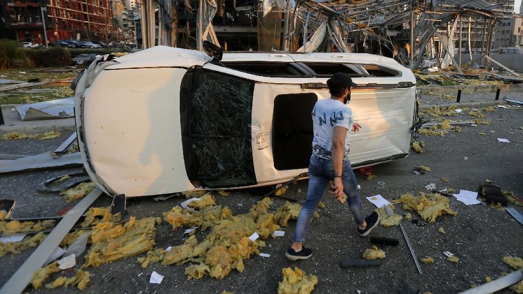 Deretan Mobil yang Rusak Akibat Ledakan di Lebanon