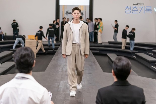 https://www.instagram.com/tvndrama.official/ Record of Youth dibintangi Park Bo Gum mengakat kisah tentang perjuangan seorang model muda di industri model.