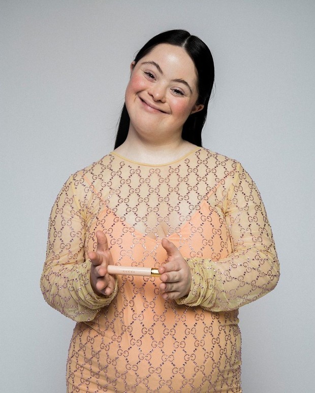 Ellie Goldstein, gadis down syndrome yang jadi model Gucci Beauty.