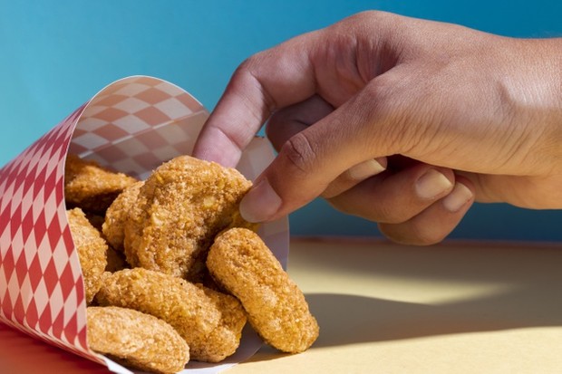 Chicken nugget mengandung gluten.