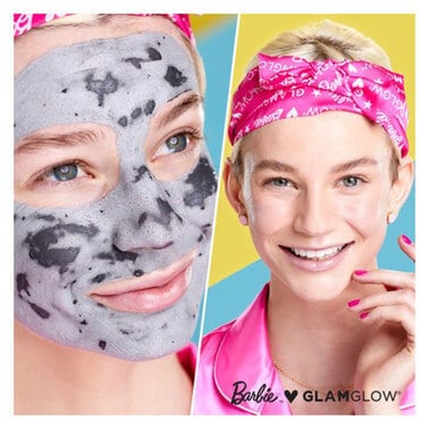 Supermud Mask/sumber: makeupmuddle.com Mud mask menjadi produk andalan brand Glam Glow. Dalam kolaborasinya dengan Barbie, Glam Glow masih memperkenalkan supermud mask kebanggaannya. Bedanya, supermud mask hasil kerjasama ini telah dikembangkan dengan banyak inovasi.