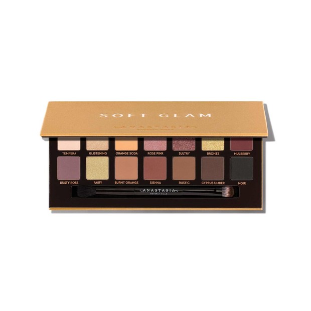 Anastasia Beverly Hills Soft Glam Pallete/sumber: anastasiabeverlyhills.com Produk Anastasia yang satu ini sangat pantas menyandang gelar eyeshadow palette terbaik. Sebanyak 14 warna tersedia untuk menghasilkan berbagai gaya tampilan sehari-hari. Efek matte maupun shimmer bisa kamu kreasikan sesuai selera.