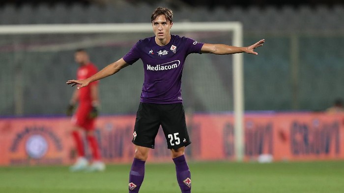 FLORENCE, ITALY - JULY 29: Federico Chiesa of ACF Fiorentina gestures during the Serie A match between ACF Fiorentina and  Bologna FC at Stadio Artemio Franchi on July 29, 2020 in Florence, Italy.  (Photo by Gabriele Maltinti/Getty Images)