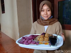 Mau Beli? Gadis Manis dari Kudus Ini Jual Getuk Tengu yang Legit Unik