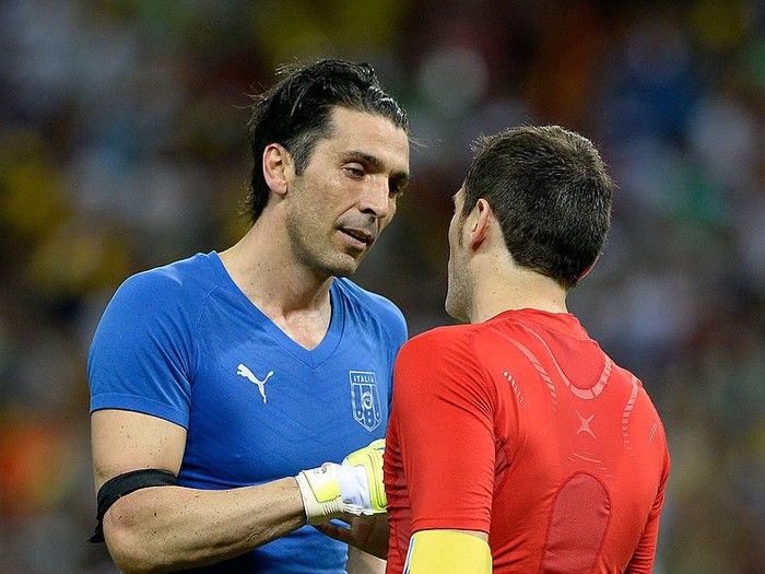 FORTALEZA, BRAZIL - JUNE 27:  Gianluigi Buffon of Italy shakes hands with Iker Casillas of Spain (R) at the end of a penalty shootout during the FIFA Confederations Cup Brazil 2013 Semi Final match between Spain and Italy at Castelao on June 27, 2013 in Fortaleza, Brazil.  (Photo by Claudio Villa/Getty Images)