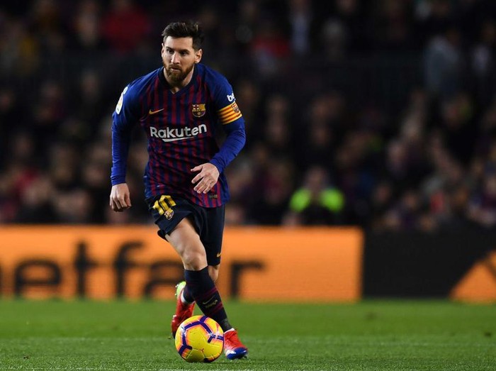 BARCELONA, SPAIN - DECEMBER 02: Lionel Messi of FC Barcelona runs with the ball during the La Liga match between FC Barcelona and Villarreal CF at Camp Nou on December 02, 2018 in Barcelona, Spain. (Photo by David Ramos/Getty Images)