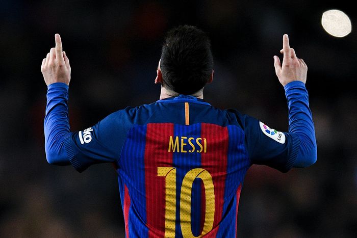 Golden Shoe BARCELONA, SPAIN - DECEMBER 02: Lionel Messi of FC Barcelona runs with the ball during the La Liga match between FC Barcelona and Villarreal CF at Camp Nou on December 02, 2018 in Barcelona, Spain. (Photo by David Ramos/Getty Images)