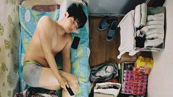 8 Foto Kehidupan Nyata Orang Korea Tinggal di Kamar Sempit, Tidur Tekuk Kaki