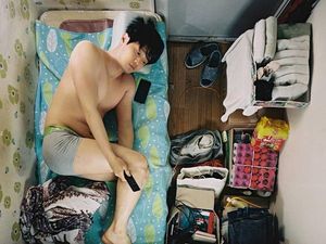 8 Foto Kehidupan Nyata Orang Korea Tinggal di Kamar Sempit, Tidur Tekuk Kaki