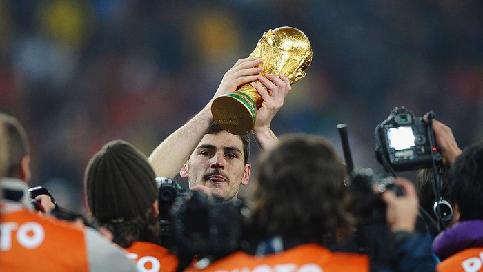 JOHANNESBURG, SOUTH AFRICA - JULY 11:  Iker Casillas of Spain lifts the World Cup trophy as the Spain team celebrate victory following the 2010 FIFA World Cup South Africa Final match between Netherlands and Spain at Soccer City Stadium on July 11, 2010 in Johannesburg, South Africa.  (Photo by Laurence Griffiths/Getty Images)
