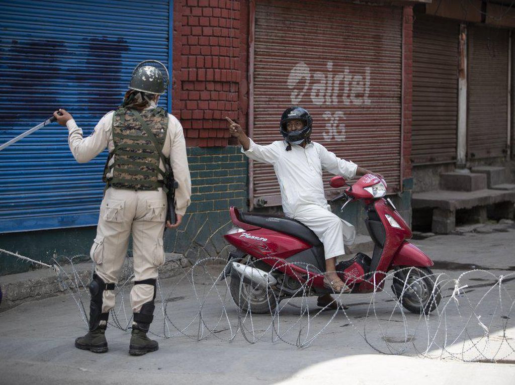 Satu Tahun Pencabutan Status Kashmir, India Terapkan Jam Malam