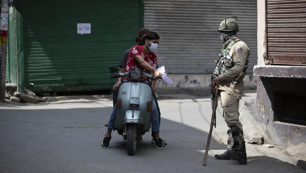 Foto: Tentara India Bersiaga Terapkan Jam Malam di Kashmir