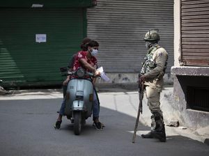 Foto: Tentara India Bersiaga Terapkan Jam Malam di Kashmir