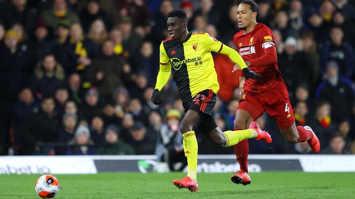 WATFORD, ENGLAND - FEBRUARY 29: Ismaila Sarr of Watford breaks past Virgil van Dijk of Liverpool to score his teams second goal during the Premier League match between Watford FC and Liverpool FC at Vicarage Road on February 29, 2020 in Watford, United Kingdom. (Photo by Richard Heathcote/Getty Images)