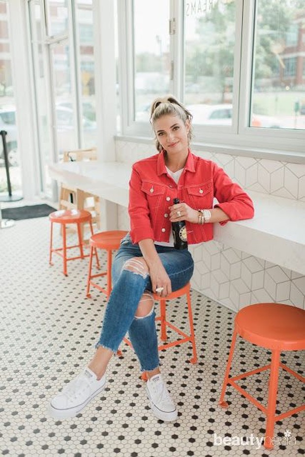 Jangan takut pakai outer casual warna merah/sumber: https://www.pinterest.com/pin/183592122294774806/ Paduan outfit merah putih bisa kamu ekspresikan lewat pemilihan atasan outer merah dan kaus putih dengan jeans kesayangan.