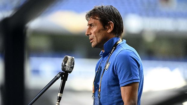 Inter Milan's head coach Antonio Conte talks to the media at the stadium before the training session prior the Europa League round of 16 soccer match between Inter Milan and Getafe at the Veltins-Arena in Gelsenkirchen, Germany, Tuesday, Aug. 4, 2020. (Ina Fassbender/Pool via AP)