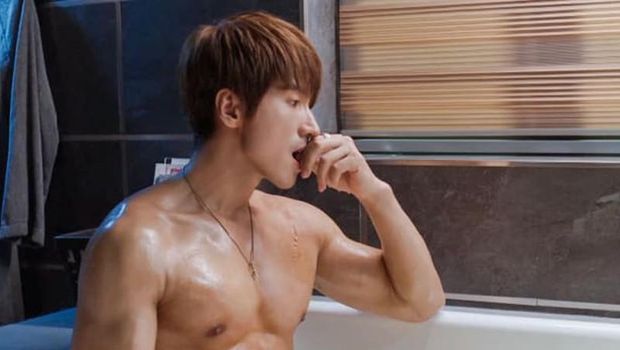 Adegan Jerry Yan mandi di bath tub dalam serial drama terbaru.