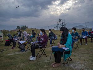 Setelah Kerusuhan, Kini Anak-Anak Kashmir Berjuang Sekolah Saat Pandemi