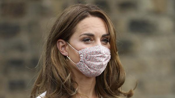 Sempat Dikritik, Kate Middleton Akhirnya Pakai Masker saat Kunjungan