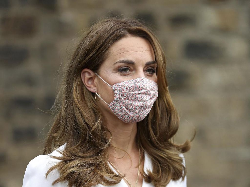 Sempat Dikritik, Kate Middleton Akhirnya Pakai Masker saat Kunjungan Sempat Dikritik, Kate Middleton Akhirnya Pakai Masker saat Kunjungan