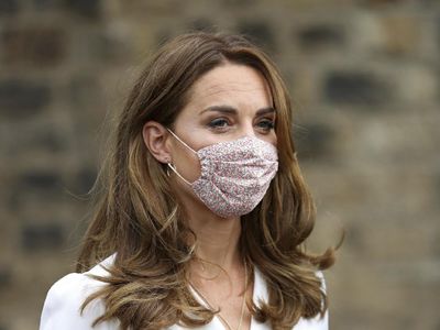 Sempat Dikritik, Kate Middleton Akhirnya Pakai Masker saat Kunjungan
