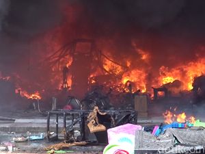 Sudah 2 Jam, Kebakaran 3 Toko di Rembang Belum Padam